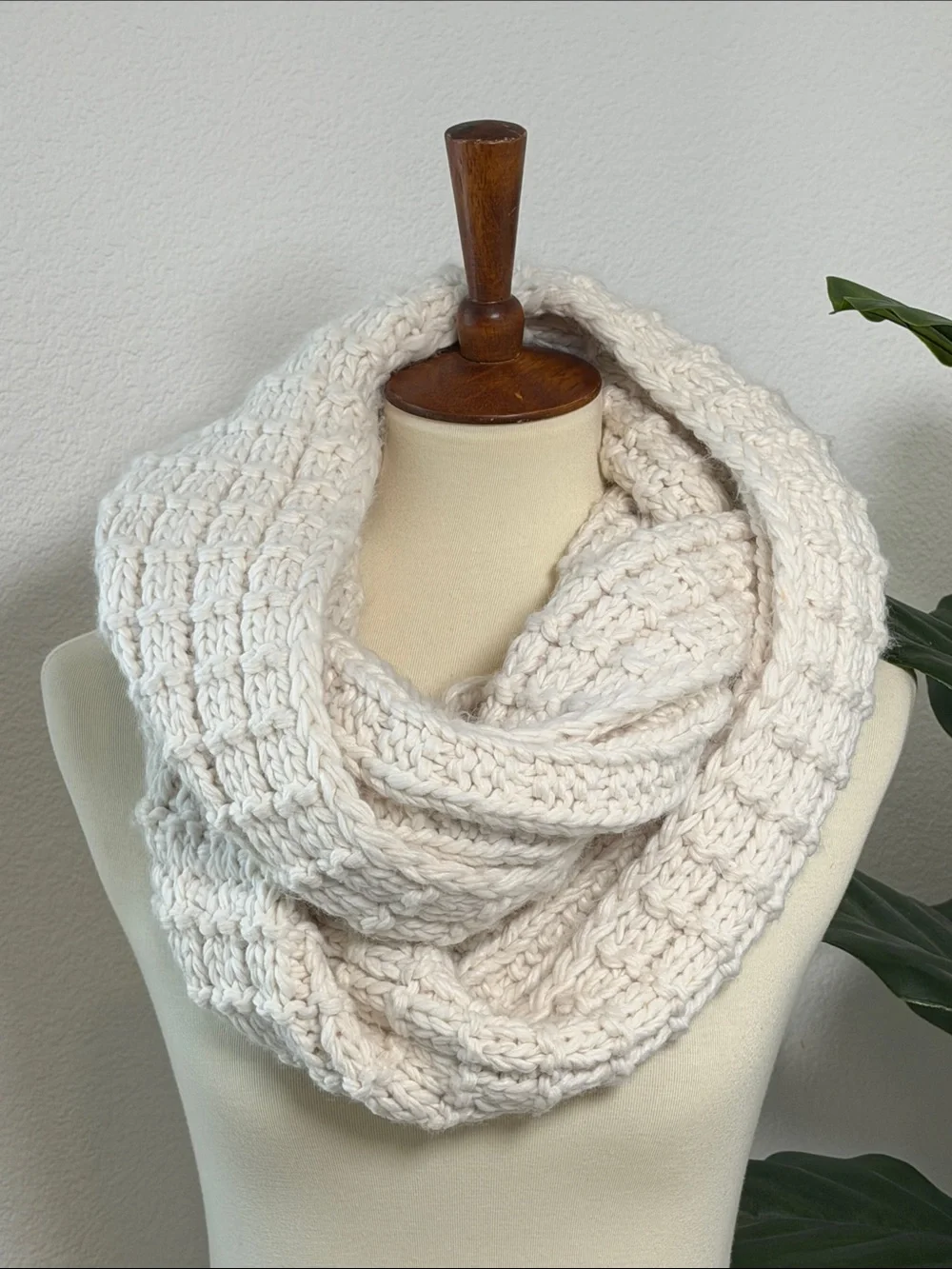 Kimchi Blue (Urban Outfitters) chunky knit infinity scarf